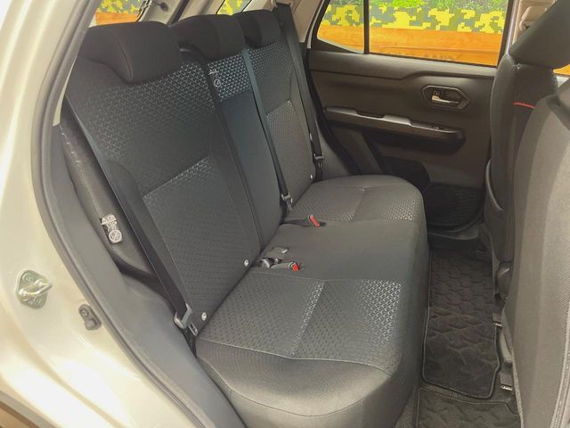 後部座席も気になるようなキズ・汚れやへたり等、大きなダメージはなく、良好な状態です。