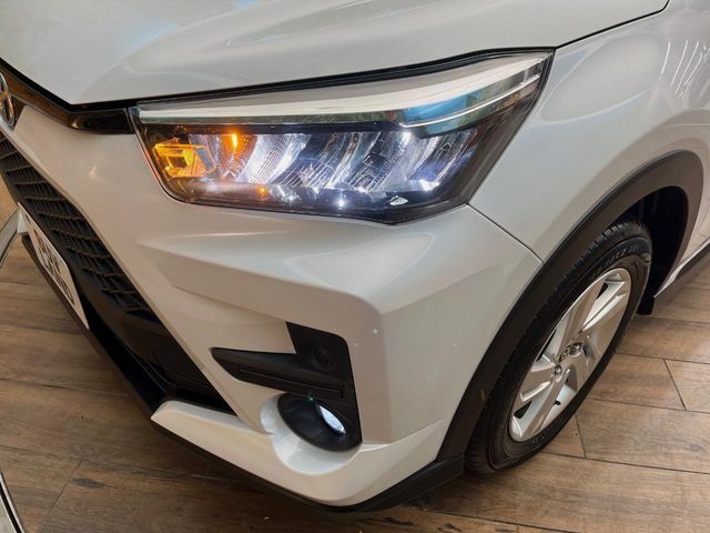 【LEDヘッドライト】悪天候や夜間走行時も良好な視界を確保し安心して運転できる高輝度LEDヘッドライトを装備！点灯速度が早く、消費電力も抑えられています。