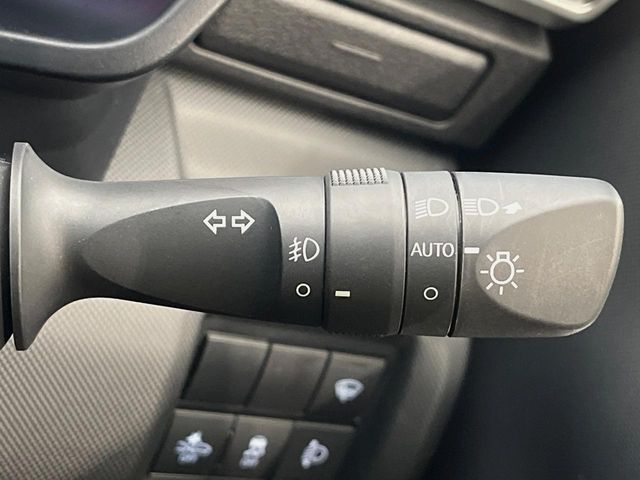 【オートライト】周りの明るさに応じて自動でヘッドライトの点灯・消灯ができる機能です！ライトの付け忘れ・消し忘れなどが無くなり、雨の日や夕方の走行も安心！トンネル通過時も便利ですね♪