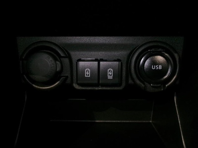 携帯電話の充電ジャックが付いています。