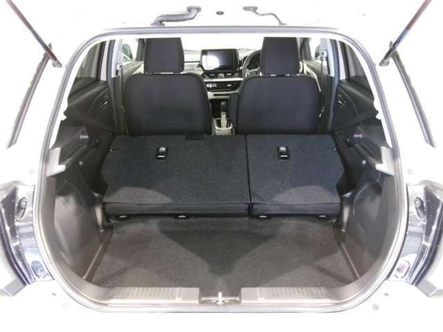 可倒式リアシートを倒せば更に広い空間を確保、長い・大きい荷物も収納OK！買い物にレジャーに大活躍です♪