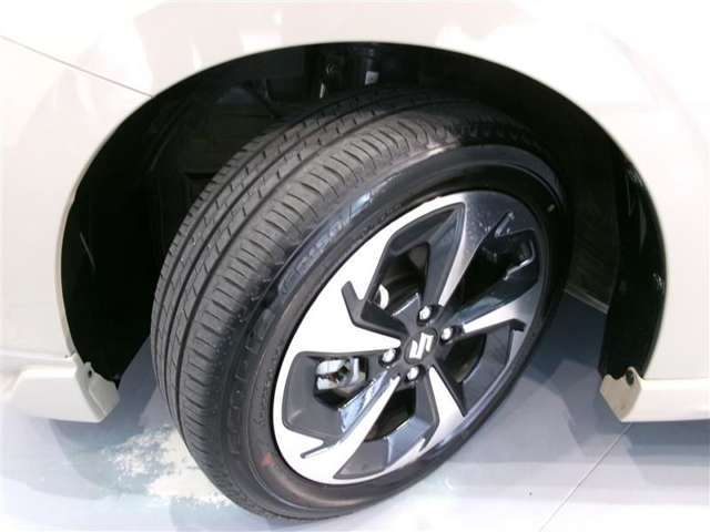 タイヤサイズは185-55R16です。