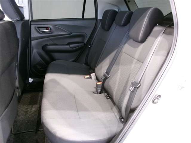 リヤシートも大きな汚れや擦れもなくきれいです。