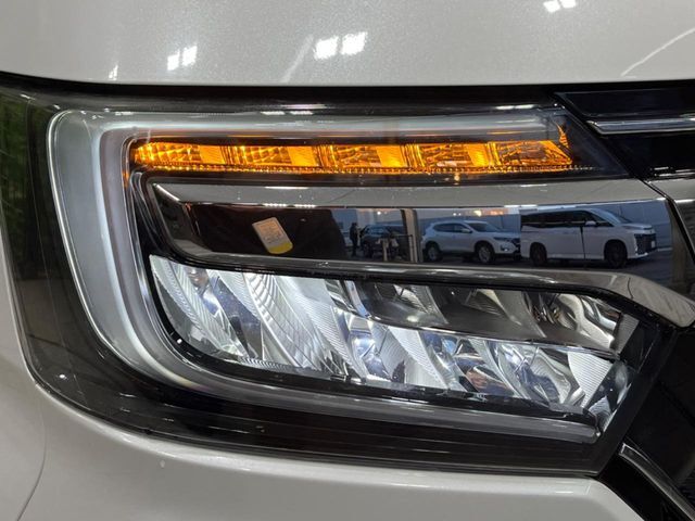 【LEDヘッドライト】悪天候や夜間走行時も良好な視界を確保し安心して運転できる高輝度LEDヘッドライトを装備！点灯速度が早く、消費電力も抑えられています。