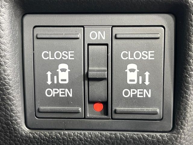 【両側パワースライドドア】スマートキーや運転席のスイッチで後席両側スライドドアの開閉が可能♪電動だから力を入れてドアを開ける必要が無く、小さなお子様でも簡単に開け閉めでき快適です♪
