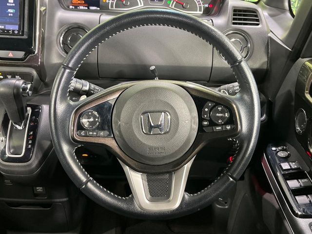 【純正革巻きステアリング】上質な革を使用することで、手にしっかり馴染みとても運転しやすいハンドルです♪