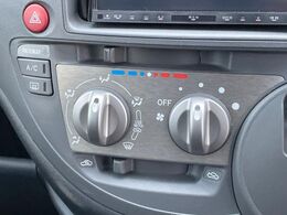 寒い冬も暑い夏も全席に快適な空調を届けてくれる、ダイヤル式エアコンを装備♪