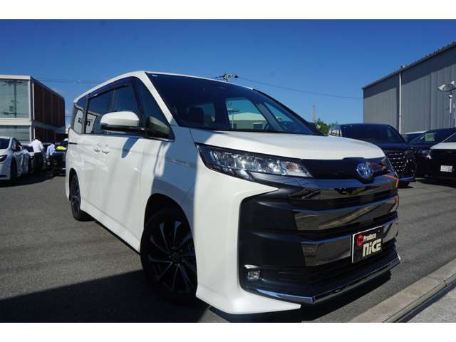 上質なミニバンをテーマに、洗練されたデザインが魅力です。低重心でワイド感のあるフロントフェイスは堂々とした印象を与えながらも、LEDヘッドランプのシャープなラインでスマートさも演出しています。