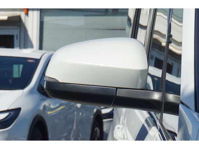 ブラインドスポットモニター！走行中、ドアミラーでは確認しにくい後側方エリアに存在する車両に加えて、隣接する車線の約60m後方までモニターし、急接近してくる車両も検知します。