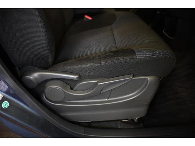 運転席シートリフター装備！シートの上下調整で運転操作の視界を確保できます。