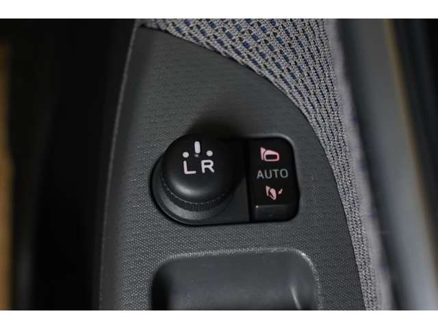 狭い場所も苦になりません。電動格納ドアミラー装備。