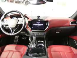 ダッシュボード中央には、アルミのリムと青い文字盤が特徴のマセラティデザインクロックを装備！