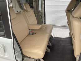 奥様、ご友人、お子様が乗られてもきっとご満足頂けるゆとりと、乗り心地を実現した後部座席！