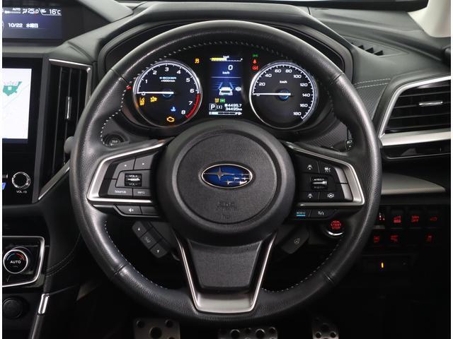 コンパクトで操作性の優れたハンドル！左側にはオーディオ操作スイッチ！右側にはクルーズコントロールスイッチが装備！