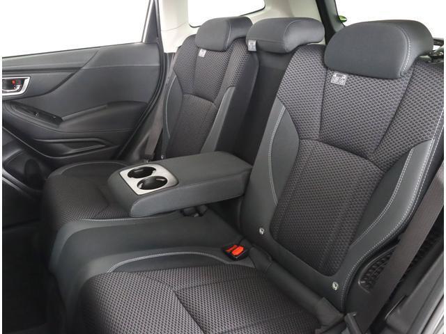 リヤシートもゆったり座れます！アームレスト付きで快適です！