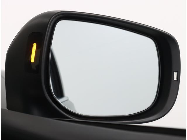 車体後部に内蔵されたセンサーによって、自車の後側方から接近する車両を検知。衝突の危険があるとシステムが判断した場合、ドアミラー内側のLEDインジケーターや警報音でドライバーに注意を促します。