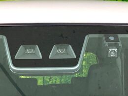 【スマートアシスト】走行中に前方の車両等を認識し、衝突しそうな時は警報とブレーキで衝突回避と被害軽減をアシスト。より安全にドライブをお楽しみいただけます。