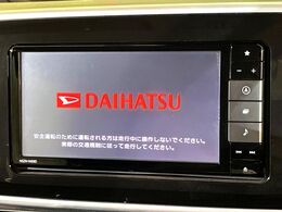 【純正ナビ】人気の純正ナビを装備しております。ナビの使いやすさはもちろん、オーディオ機能も充実！キャンプや旅行はもちろん、通勤や買い物など普段のドライブも楽しくなるはず♪