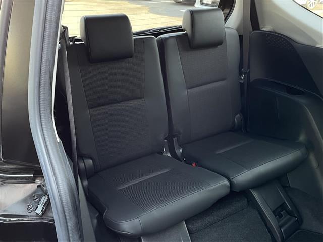 【3列目シート】店舗にて現車の確認も頂けますので、お電話で在庫のご確認の上是非ご来店くださいませ！！！後席モニター(フリップダウンモニター)の取付も可能です。