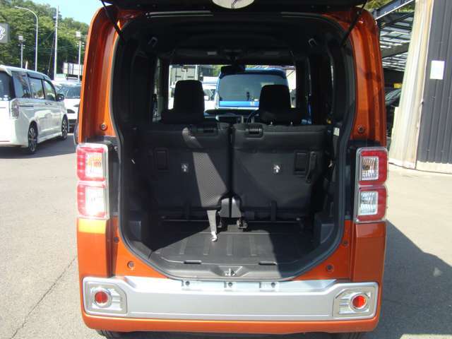 【トランク】収納スペースも十分にございます。2列目を倒してゴルフバックや長尺物を積み込むなど使い方は様々。日常・レジャーと活躍いたします。