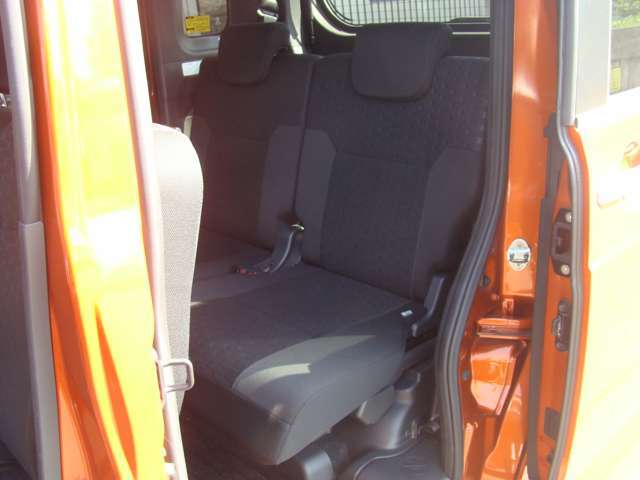 広々とした2列目シートは居住性が高く、居心地も快適！友達や家族とのお出かけにぴったりです。ベビーシートやチャイルドシート使用時も快適にお過ごしいただける十分な空間を確保しています！