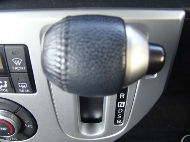 握りやすく操作しやすいシフトノブ　比較的綺麗に保たれています