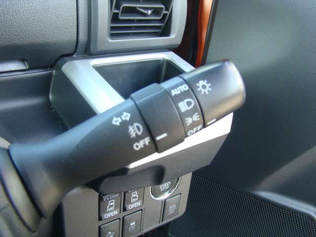 夜間自動点灯で明るく照らしてくれるオートライト