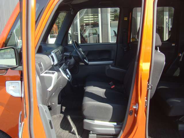 運転席側シート　使用感少なく綺麗です 運転席まわりには十分なスペースがあり、大柄な方でもゆったり運転していただける環境です内装程度良好です