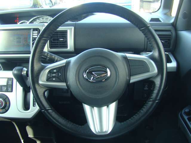 ステアリング◎　車で触れる機会の多いハンドルですが、クリーニング済みで使用感も少なく綺麗ですよ(^^)/高さ調整できる車種ではそれぞれに合わせて使用可能です.