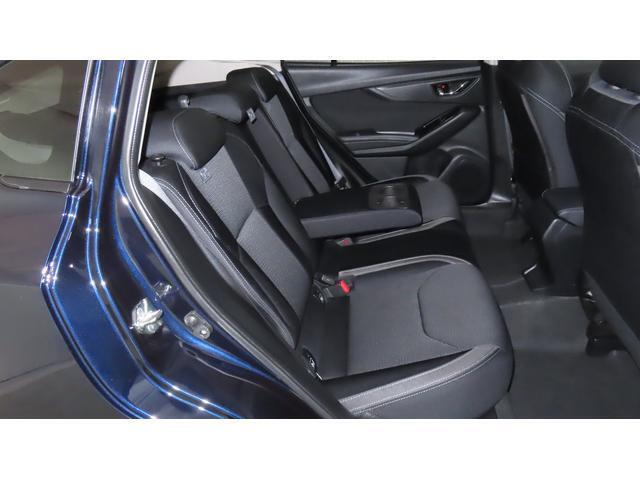リアシートのセンターアムレストには2つのカップフォルダーつきで、車内全員がゆったりお過ごしいただけます！！