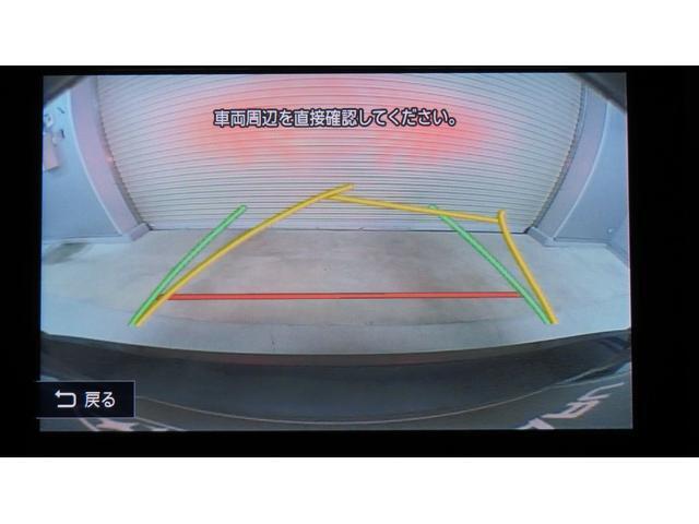 後方の視認性を高めるリアビューカメラを搭載。ガイドラインはステアリングの動きと連動しますのでよりスムーズな車庫入れが行えます。