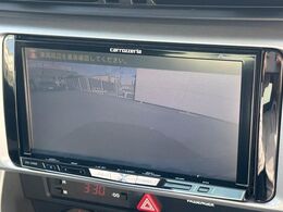 【バックカメラ】駐車時に後方がリアルタイム映像で確認できます。大型商業施設や立体駐車場での駐車時や、夜間のバック時に大活躍！運転スキルに関わらず、今や必須となった装備のひとつです！