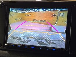 【バックカメラ】駐車時に後方がリアルタイム映像で確認できます。大型商業施設や立体駐車場での駐車時や、夜間のバック時に大活躍！運転スキルに関わらず、今や必須となった装備のひとつです！