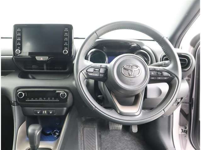 足元広々！快適な運転席回りです