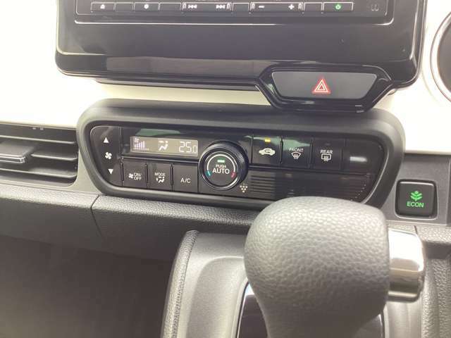 エアコンはオートエアコンになります♪車内を快適な温度で保ってくれます！