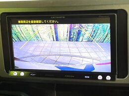 【バックカメラ】駐車時に後方がリアルタイム映像で確認できます。大型商業施設や立体駐車場での駐車時や、夜間のバック時に大活躍！運転スキルに関わらず、今や必須となった装備のひとつです！
