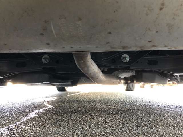 下からお車を見た写真です！隅々まで車両状態の確認を♪