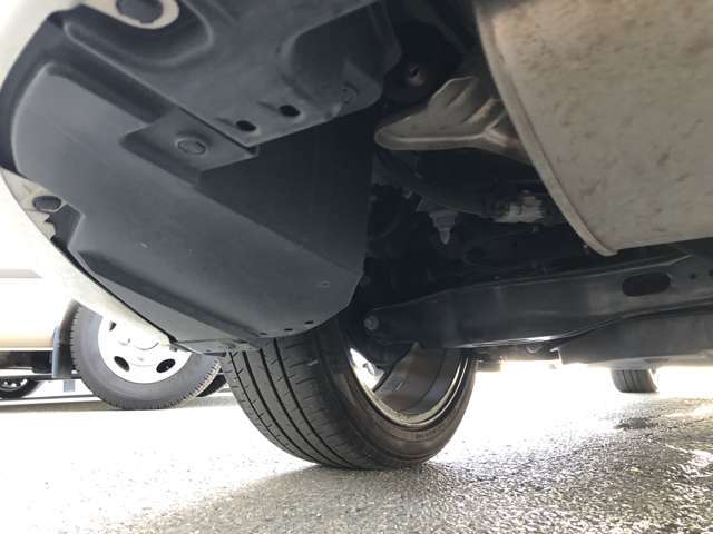 下からお車を見た写真です！隅々まで車両状態の確認を♪