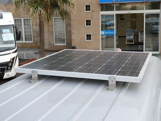 ソーラーパネル付きですのでバッテリーの充電も安心です♪