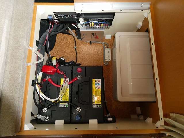 ツインサブバッテリー、走行充電、ソーラー充電♪追加架装お任せください♪