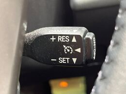 【クルーズコントロール】高速道路もラクラク走行。アクセルを離しても一定速度で走行ができ、長距離運転時の負担を軽減！加速・減速も簡単なスイッチ操作で調整できます。