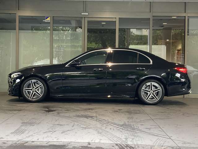 こちらの車両は「メルセデス・ベンツあざみ野」にて展示中でございます。営業時間は10：00～18：00、年末年始・毎週水曜日が定休日となります。お問合せはフリーダイヤルもしくは045-904-1484までご連絡ください。