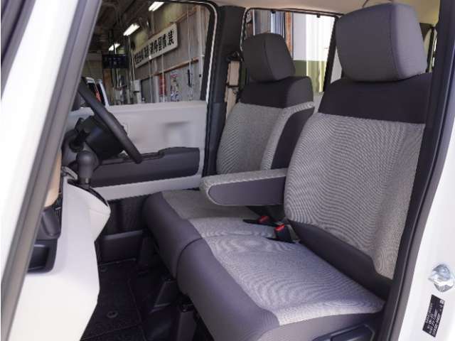 運転席の高さは調整できます。高い位置に合わせておけば、小柄な方でもより安心して運転していただけます。