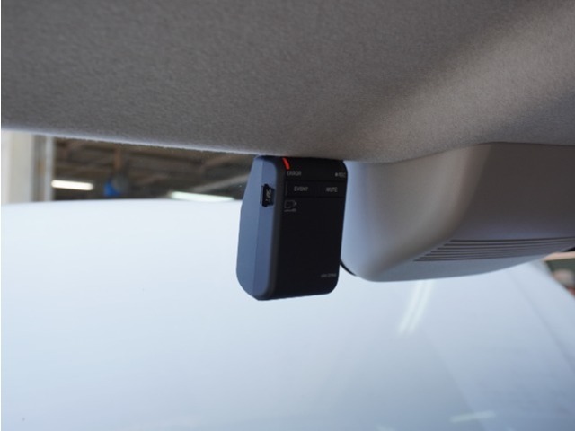 ◆ドライブレコーダー◆映像・音声などを記録する自動車用の装置です。　もしもの事故の際の記録はもちろん、旅行の際の思い出としてドライブの映像を楽しむことができます。