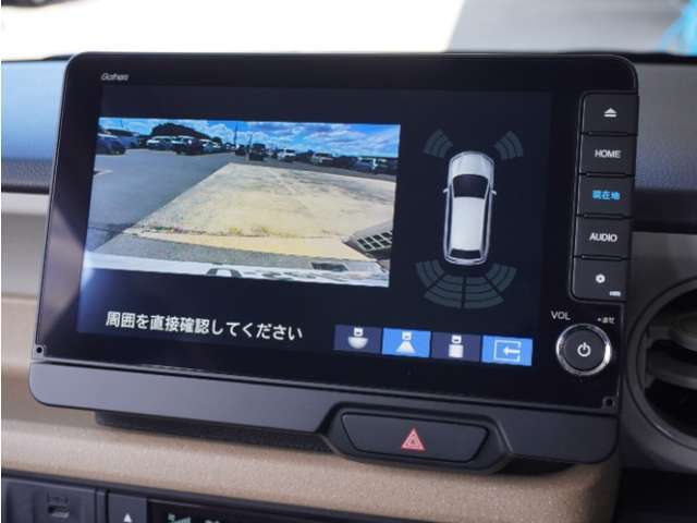 リバース連動リアカメラ付で車庫入れも安心。雨の日や夜間もストレスなく運転していただけます。