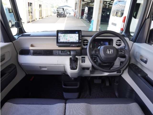 視界広々で非常に運転しやすくロングドライブでも疲れを感じさせないすっきりとまとまったインパネ周りです。