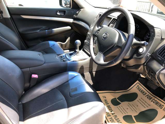 運転席シート廻りは使用感も少なく、良好な状態となっています。前オーナー様が丁寧に使っていたことがよくわかります♪