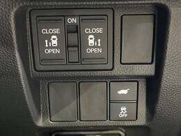 【両側パワースライドドア】スマートキーや運転席のスイッチで後席両側スライドドアの開閉が可能♪電動だから力を入れてドアを開ける必要が無く、小さなお子様でも簡単に開け閉めでき快適です♪