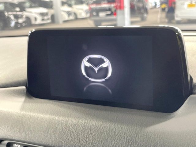 【マツダコネクトナビ】車内の雰囲気にマッチした一体型タイプのナビ。各種車輌設定やBluetooth再生等、様々な機能が楽しめます。直感的なダイヤル操作が可能で、使い勝手も良好です。