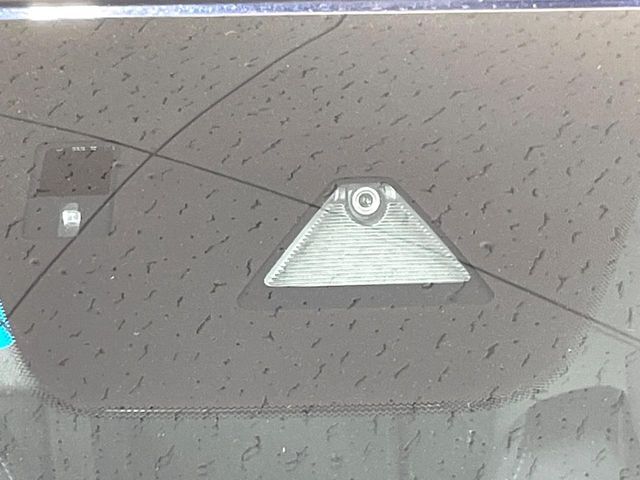 【i-ACTIVESENSE】走行中に前方の車両等を認識し、衝突しそうな時は警報とブレーキで衝突回避と被害軽減をアシスト。より安全にドライブをお楽しみいただけます。